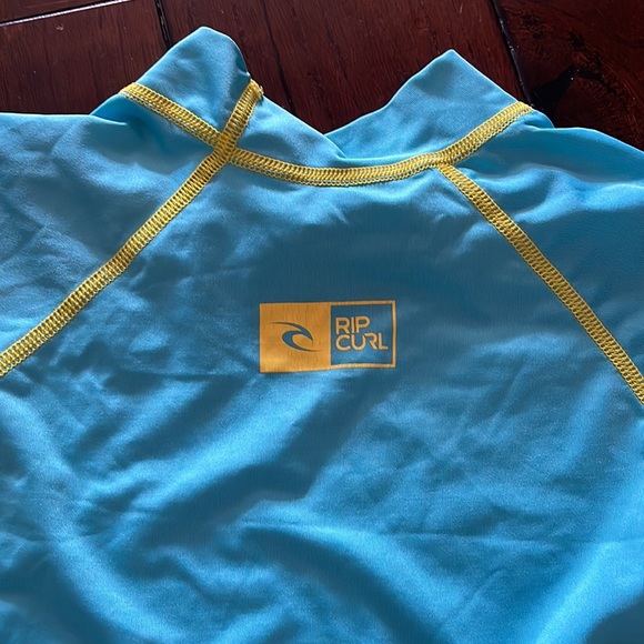 Youth RipCurl Rashguard - Picture 2 of 3